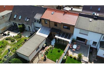 Gepflegtes Reihenhaus mit Wintergarten, Garten, Keller & Garage - Calbe (Saale)