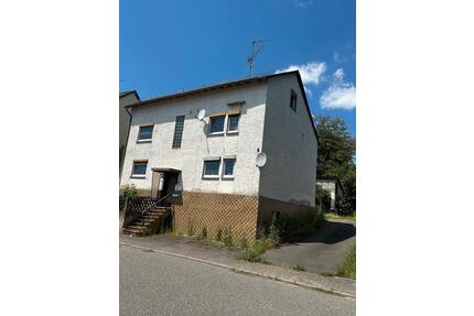 Sanierungsbedürftiges Einfamilienhaus mit 1.280 m² Grundstück, - Heidenrod