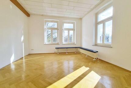 Stilvolle Wohnung mit Parkettboden und zwei Bädern - Köthen (Anhalt)