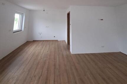 Moderne Neubauwohnung in Bogen mit Terrasse und Garten