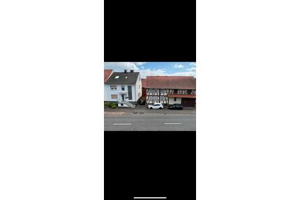 Ein- Zweifamilienhaus mit Nebengebäuden und Baugrundstück - Ronshausen