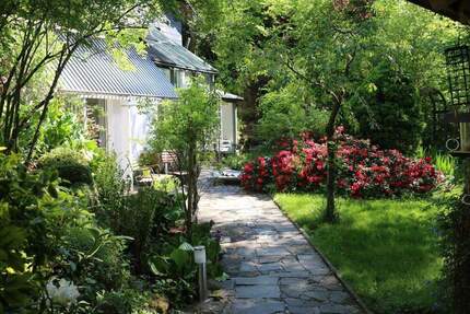 Holzblockbohlenhaus mit Pferdestall, Longierhalle, Paddock und arrondiertem Weideland - Olzheim