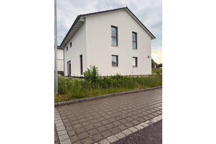 Einfamilienhaus im Rohbau mit großem Potenzial in Burgheim
