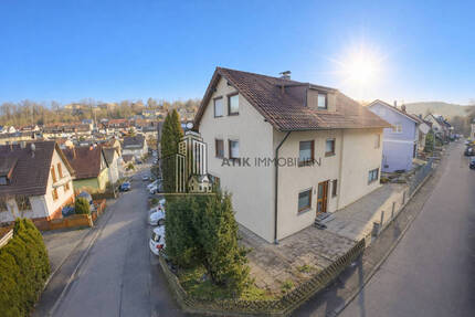 ATIK: Freistehendes Zweifamilienhaus mit Anbau auf großem Grundstück - Kämpfelbach Ersingen