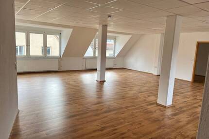 Großzügige 4 - Zimmerwohnung mit Einbauküche und Dachterrasse in der Fußgängerzone von Bad Kissingen