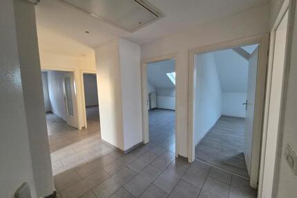 „Charmante Dachgeschosswohnung mit viel Licht & Platz – 4 Zimmer - Altlußheim