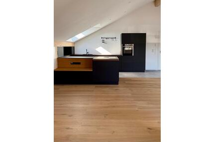 Helle 70qm DG-Wohnung mit Loftcharakter und Loggia in Glonn