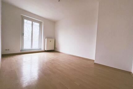 Frisch renovierte, helle 43qm 2-Zimmer Wohnung mit Balkon, nur 200m zum Supermarkt, nur 1Km vom Geiseltalsee entfernt! - Braunsbedra