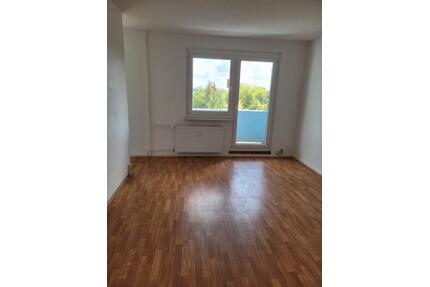 In Braunsbedra: Großzügige und helle 43qm 2-Zimmer Wohnung mit Balkon, nur 200m zum Supermarkt, nur 1Km vom Geiseltalsee entfernt!