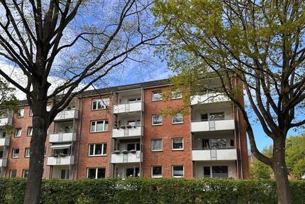 +++ nur 1.400 m bis zum Südermarkt - 4-Zimmer-Etagenwohnung mit Balkon und Stellplatz - Garage optional +++ - Flensburg