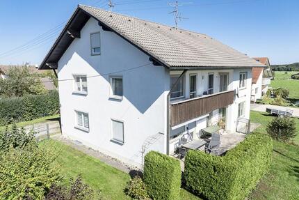 Helle 3,5-Zimmer-Wohnung mit Balkon, Garten und Garage in Unteregg-Warmisried