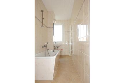 Großzügige 3-Raumwohnung mit Tageslichtbad und 2 Balkonen - Köthen (Anhalt)