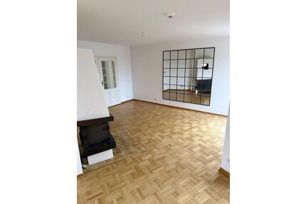 Helle drei Zimmer Wohnung mit Kaminofen und Dachterrasse - Oldenburg in Holstein