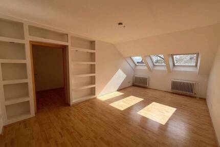 Geräumige 4-Zimmer-Dachgeschosswohnung im Ortszentrum mit zwei Balkonen - Feucht
