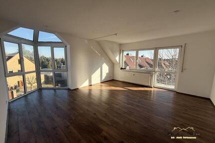 Charmante 2,5 Zimmer Dachgeschosswohnung mit Balkon und Stellplatz - Bitterfeld-Wolfen