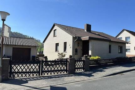 Sollingpanorama inklusive: Freistehendes EFH mit großem Grundstück und Ausbaupotenzial - Moringen-Fredelsloh