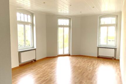 Kleines Nest: Mit frisch saniertem Badezimmer, kleinem Balkon und EBK - Gera