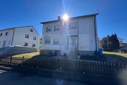 Provisionsfrei! Zweifamilienhaus mit Reihengarage in Albstadt-Onstmettingen