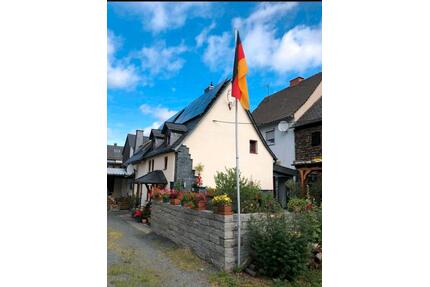 Einfamilienhaus mit einer massiv gebauten Scheune und Terrasse - Herborn