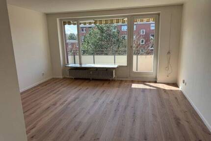 HH-Lurup Renovierte 3 Zi.-Whg.79m², Vollbad, Einbauküche, neuer Vinylboden, gr. sonniger Balkon, LIFT etc. - Hamburg