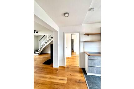Bezugsfreie 4-Zimmer-Maisonette mit Balkon, Kamin & Garage - Augsburg Bergheim