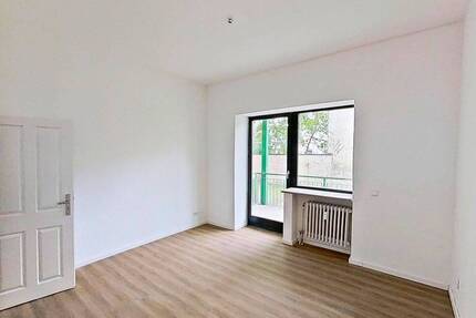 Große und vollständig renovierte 2-Zimmer-Wohnung mit BALKON - Augsburg Oberhausen