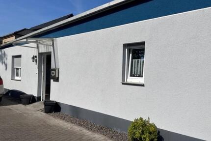 Zentral gelegener Bungalow mit zwei Zimmern, ebenerdig mit Garten - Marl