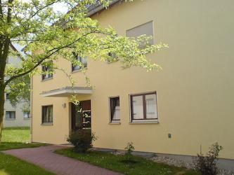 Wohnen im Grünen – 2-Raum-Erdgeschosswohnung mit Terrasse, Stellplatz & Keller - Glauchau