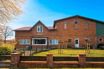 Resthof mit ca. 3 Hektar Land, Stallungen, 260qm2 Bauernhaus. - Emkendorf