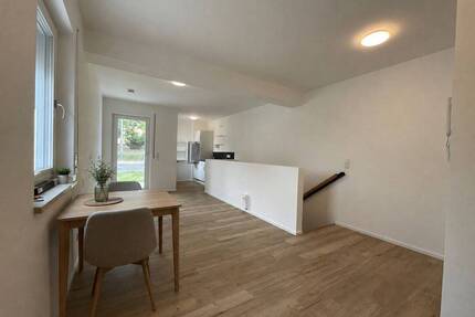 ***Wohnen auf 2 Ebenen (Erdgeschoss + Souterrain) mit Einbauküche, Terrasse und eigenem Garten*** - Neumarkt in der Oberpfalz