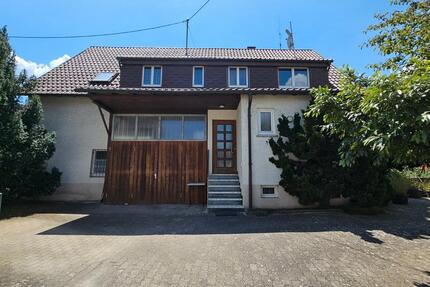 Freistehendes Ein- Zweifamilienhaus mit Garten und großer Garage - Magstadt