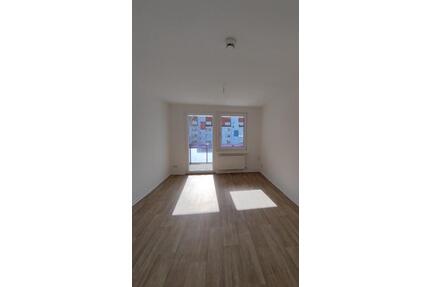 Top sanierte Zwei-Raum-Wohnung mit Balkon - Bernburg (Saale)