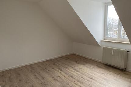 Schöne 2 Zimmer Dachgeschosswohnung mit Balkon! - Chemnitz Euba