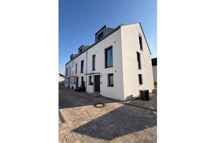 Modernes Reihenendhaus mit Photovoltaik, hochwertiger Ausstattung und sonnigem Garten in Schwandorf!