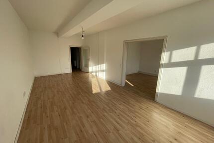 Großzügige 4-Zimmer-Mietwohnung mit Balkon – frisch renoviert, sehr hell und ideal für Familien - Naumburg (Saale)