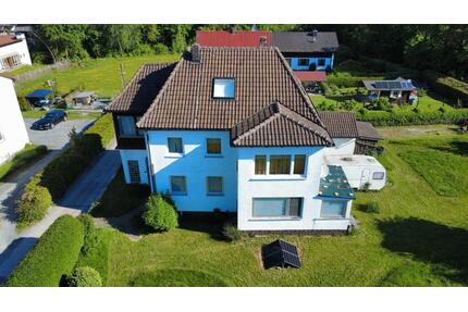 Zweifamilienwohnhaus mit zwei Garagen auf 899qm Grund - Weidhausen bei Coburg