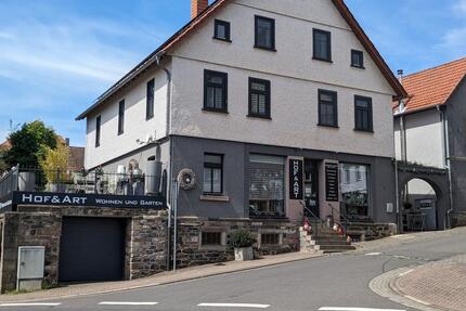 Mehrfamilenhaus mit Geschäftsräumen und Nebengebäude - Grebenhain