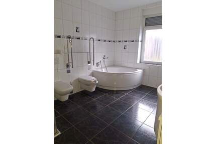 Schöne 3 ZKB mit Einbauküche und großem Bad und Terrasse im EG zu vermieten - Bremerhaven Lehe