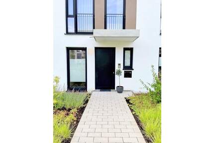 vierzig549 Heerdt: Stylische 5-Zimmer-Wohnung mit Stadthaus-Charakter 2 TG-Stellplätzen und Garten - Düsseldorf