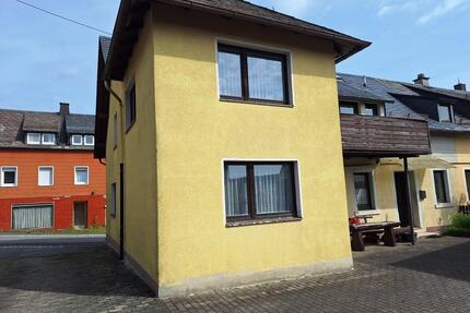 Charmantes Wohnhaus mit Scheune, Doppelgarage und Garten - Geroldsgrün
