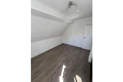 1 Zimmer DG Wohnung Holweide - 580,00&nbsp;EUR Kaltmiete, ca.&nbsp; 34,00&nbsp;m&sup2; in Köln (PLZ: 51067) Mülheim
