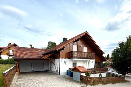 Großzügiges Familienhaus mit Einliegerwohnung & 3 Garagen - Landau an der Isar