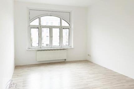 ***ALTBAUCHARME MIT 2 BALKONEN UND BLICK INS GRÜNE*** – 2-Raumwohnung in zentrumsnaher Lage von Alt‑Riesa zu vermieten