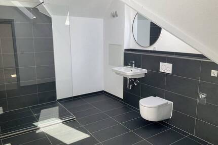 Frisch renovierte Maisonette mit Balkon, Fahrstuhl und Tiefgaragenstellplatz - Speyer