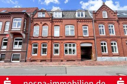 Mehrfamilienhaus mit 4 Wohnungen sowie zwei Nebengebäuden mit insgesamt 3 weiteren Wohnungen - Husum