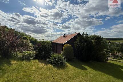 Ferienhaus mit Kamin, Einbauküche & Garage: Holz-Wochenendhaus im Grünen von Chemnitz-Harthau - Chemnitz / Harthau Altchemnitz