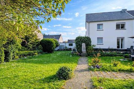 RESERVIERT Attraktives Eckhaus mit 2 Garagen & schönem Garten - Baesweiler