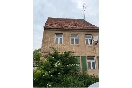Mehrfamilienhaus sanierungsbedürftig.Mit Gründstuck - Hecklingen