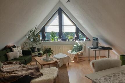 schöne Dachgeschosswohnung mit zwei Zimmern und Einbauküche - Heide