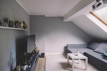 Charmante 2-Zimmer-Dachgeschosswohnung in stilvoller Altbauvilla – zentrale Lage mit Kinzigblick - Hanau